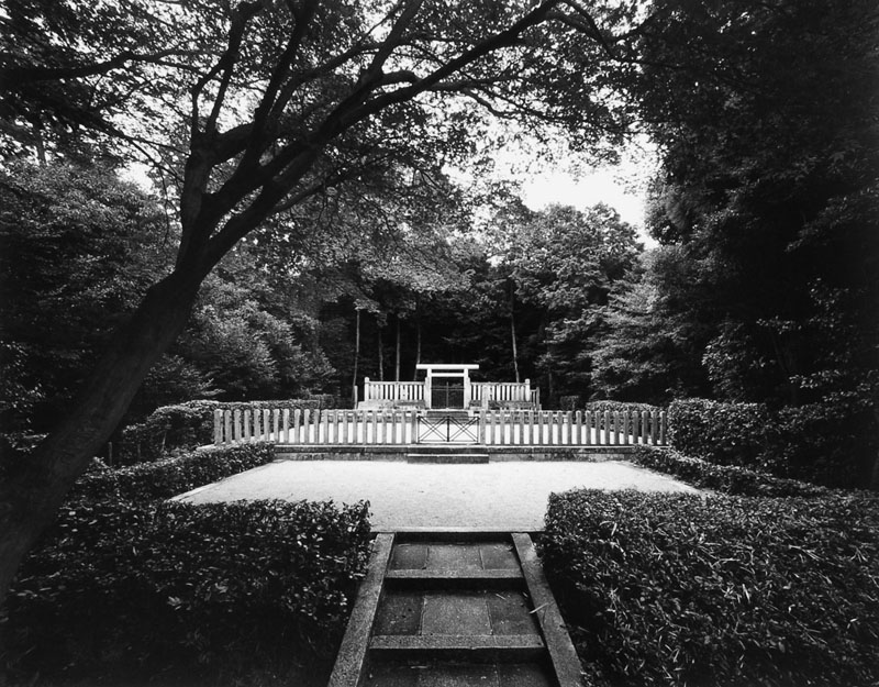 Eiji Ina – Emperor of Japan – PhotoBook Journal