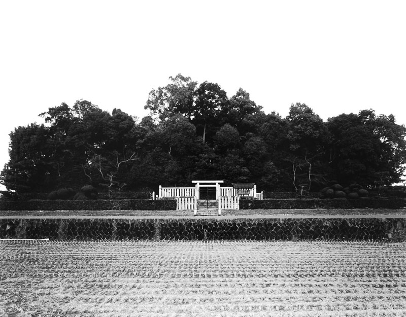 Eiji Ina – Emperor of Japan – PhotoBook Journal